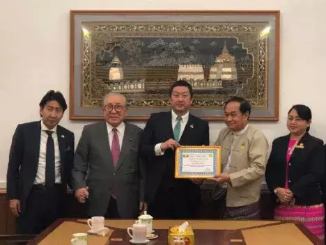 Dr. Nakao presenting certificate