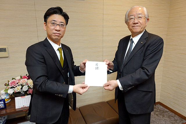 写真右: 公益社団法人日本歯科医師会 会長 高橋英登先生　写真左: 株式会社ジーシー取締役　吉武伸浩