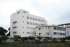 建物の外壁を清潔感のある白で統一し、景観にも配慮した