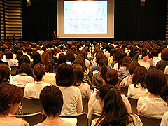 満員の講演会場