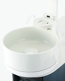 丸ごと洗えて衛生的な磁器製。