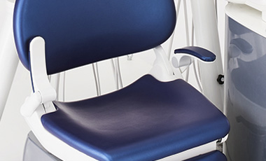 跳ね上げ式のアームレスト