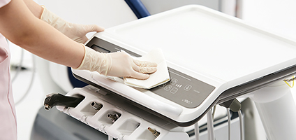 消毒用アルコールなどで清拭消毒しやすいフラットな操作パネル。