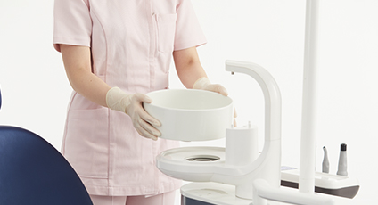 外して洗えるスピットン＆コップトレー。