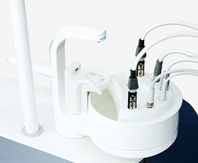 ハンドピースはもちろん、コップ給水部も自動排水、洗浄。作業者の負担を軽減します。