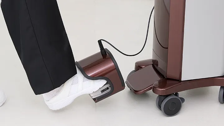 マグネット着脱方式の フットスイッチ