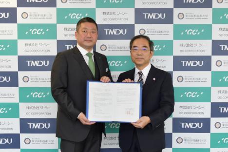 From right: President Yujiro Tanaka (Tokyo Medical and Dental University), President and CEO Kiyotaka Nakao (GC Corporation)