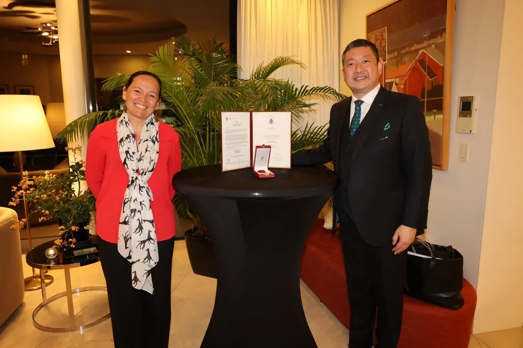 H._E._Mrs._Roxane_de_Bilderling,_Ambassador_of_the_Kingdom_of_Belgium,_and_Dr._Kiyotaka_Nakao,_President_and_CEO_of_GC_Corporation.jpg